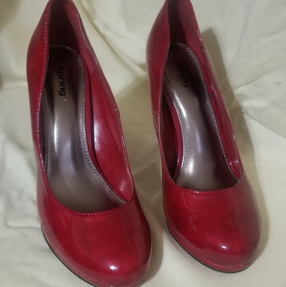 Red/ wine colored high Heel patent leather shoes